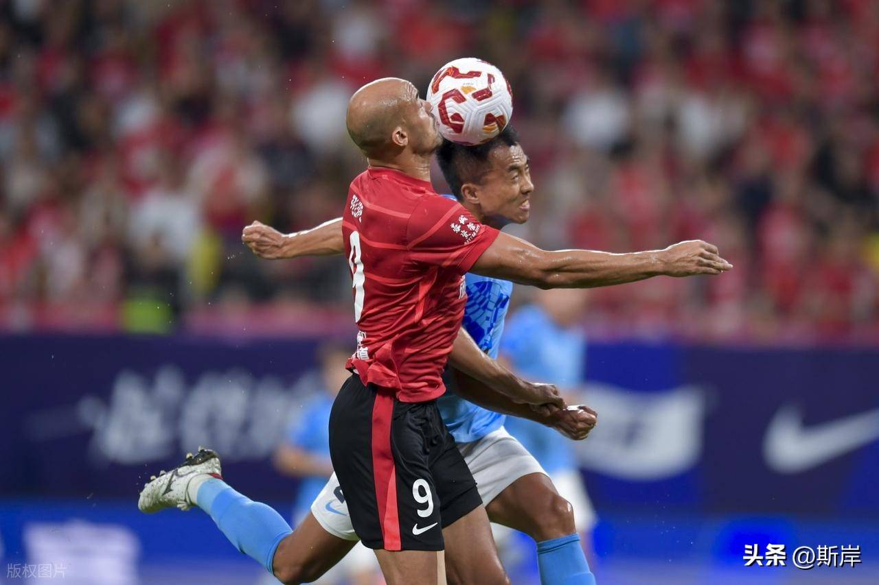 爱游戏体育-成都蓉城围绕意大利杯绝杀压哨皇家马德里豪取连胜备战国王杯，现场解说直呼：詹姆斯连续五场比赛得分超过败北